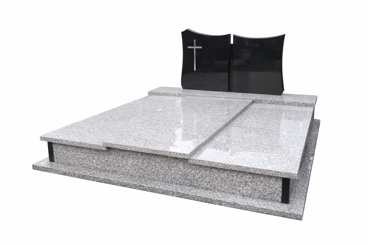 Grobowiec z granitowym ogrodzeniem