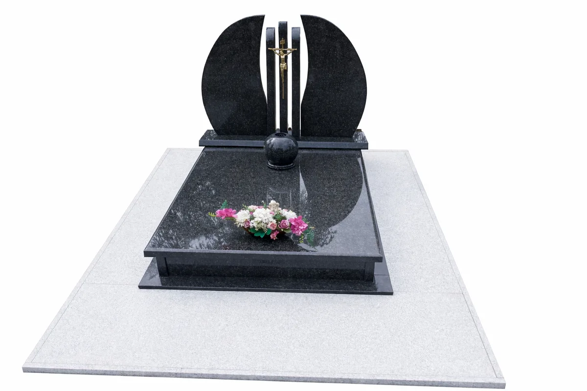 Płyty granitowe wokół nagrobka, realizacja Korzeniowski